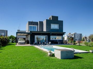CASA EN VENTA CON PISCINA EN CRUZ DEL SUR CANNING