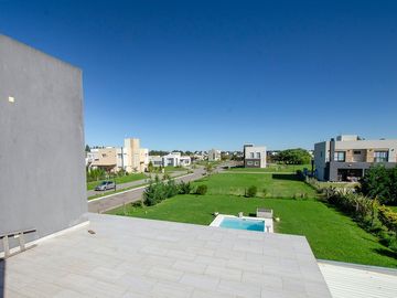 CASA EN VENTA CON PISCINA EN CRUZ DEL SUR CANNING