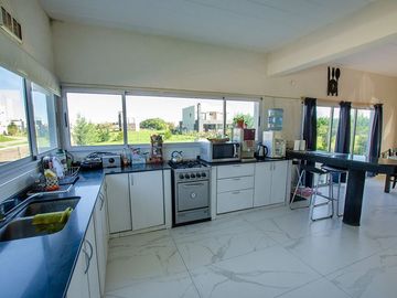 CASA EN VENTA CON PISCINA EN CRUZ DEL SUR CANNING