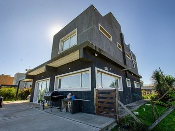CASA EN VENTA CON PISCINA EN CRUZ DEL SUR CANNING