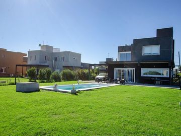 CASA EN VENTA CON PISCINA EN CRUZ DEL SUR CANNING