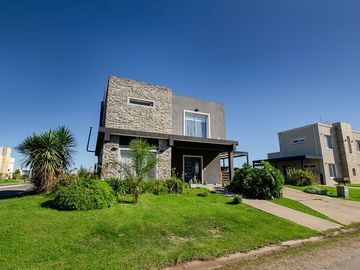 CASA EN VENTA CON PISCINA EN CRUZ DEL SUR CANNING