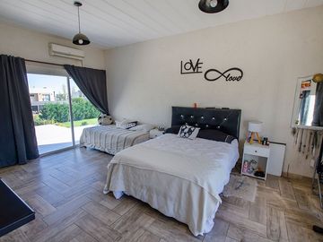 CASA EN VENTA CON PISCINA EN CRUZ DEL SUR CANNING