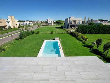 CASA EN VENTA CON PISCINA EN CRUZ DEL SUR CANNING