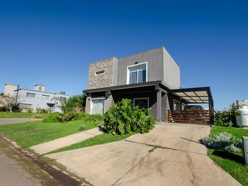 CASA EN VENTA CON PISCINA EN CRUZ DEL SUR CANNING