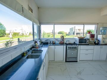 CASA EN VENTA CON PISCINA EN CRUZ DEL SUR CANNING