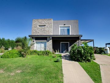 CASA EN VENTA CON PISCINA EN CRUZ DEL SUR CANNING