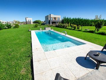 CASA EN VENTA CON PISCINA EN CRUZ DEL SUR CANNING