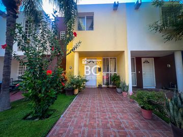 Casa en venta frente a parque en Fracc. Loreto