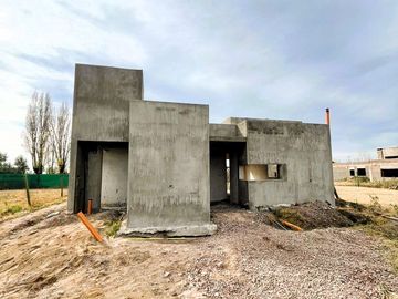 VENTA DE CASA EN CONSTRUCCION EN BARRIO PRIVADO