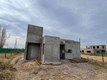 VENTA DE CASA EN CONSTRUCCION EN BARRIO PRIVADO
