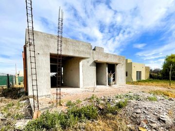 VENTA DE CASA EN CONSTRUCCION EN BARRIO PRIVADO