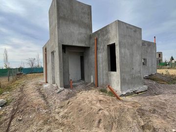 VENTA DE CASA EN CONSTRUCCION EN BARRIO PRIVADO