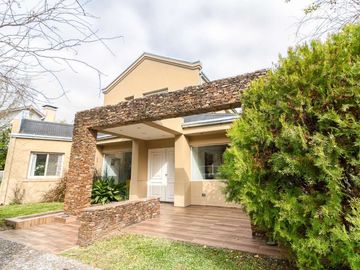 CASA EN VENTA APTO CREDITO EN  MASCHWITZ PRIVADO