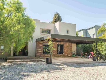 Excelente Casa con amarra prop, en Santa Catalina
