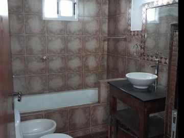 VENTA CASA 4 AMB C GARAGE PARRILLA LOS TILOS GARIN