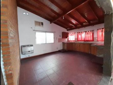 VENTA CASA 4 AMB C GARAGE PARRILLA LOS TILOS GARIN
