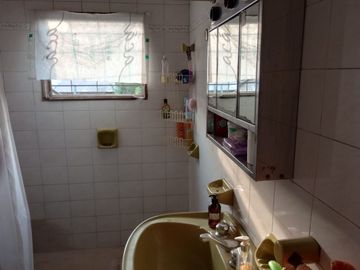 Casa dos plantas con terreno en venta, Claypole
