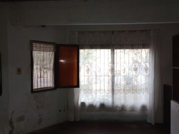 Casa dos plantas con terreno en venta, Claypole