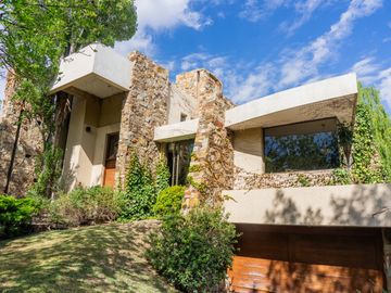 EXCELENTE CASA EN VENTA EN BARRIO RINCON DE CHACRAS