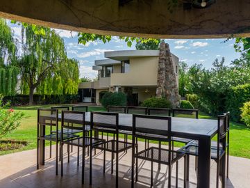 EXCELENTE CASA EN VENTA EN BARRIO RINCON DE CHACRAS