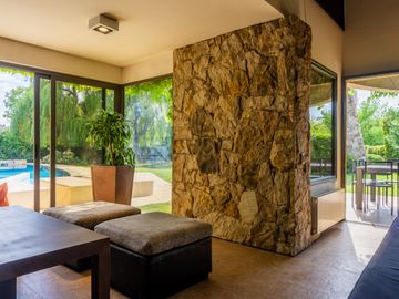 EXCELENTE CASA EN VENTA EN BARRIO RINCON DE CHACRAS