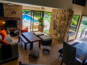 EXCELENTE CASA EN VENTA EN BARRIO RINCON DE CHACRAS