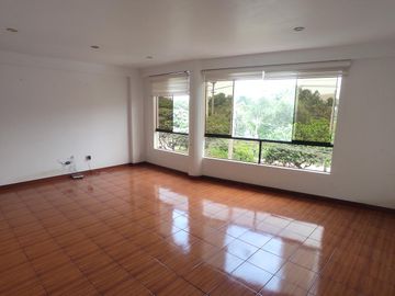Alquilo dpto. con finos acabados, 02 cocheras, Amplia terraza en La Molina