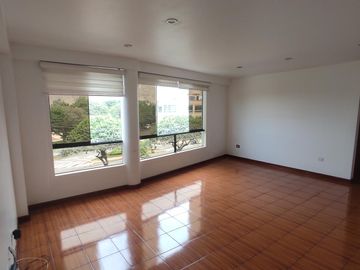 Alquilo dpto. con finos acabados, 02 cocheras, Amplia terraza en La Molina