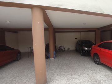 Alquilo dpto. con finos acabados, 02 cocheras, Amplia terraza en La Molina