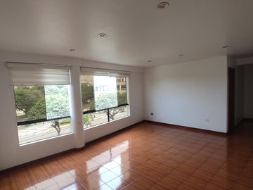 Alquilo dpto. con finos acabados, 02 cocheras, Amplia terraza en La Molina