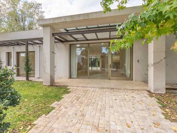 VENTA casa moderna a estrenar  Highland Park Pilar