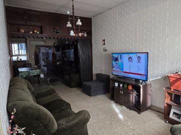 VENDE CASA 4 DORMITORIOS, ALBERDI 823, NEUQUEN