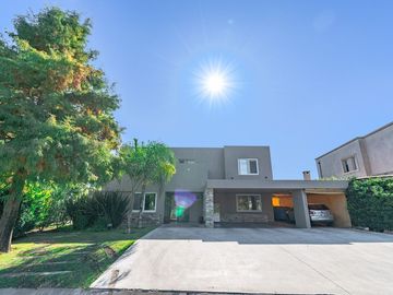 Venta Casa 6 ambientes con Pileta en Ayres Plaza
