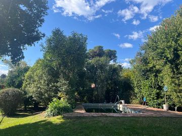 Venta Casa Del Viso con piscina jardín frutales.