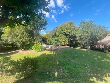 Venta Casa Del Viso con piscina jardín frutales.