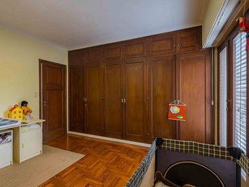 VENTA Casa en San Isidro con jardín y pileta
