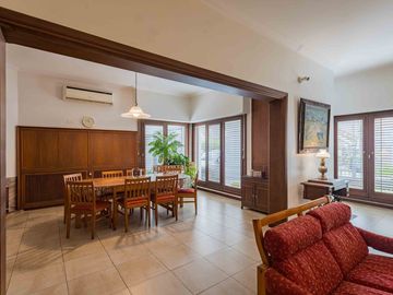 VENTA Casa en San Isidro con jardín y pileta