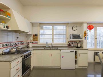 VENTA Casa en San Isidro con jardín y pileta