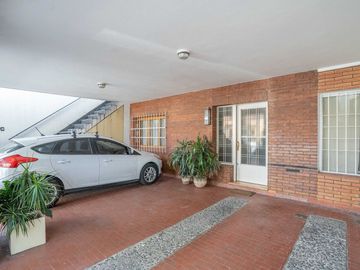 VENTA PH TIPO CASA JARDIN PILETA COCHERA EXCELENTE