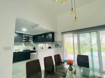 VENTA CASA 5 AMBIENTES, EN AREA 60.