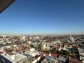 Venta Flores 5 amb. en torre con cochera.