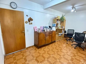 Venta Flores 5 amb. en torre con cochera.