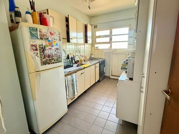 Venta Flores 5 amb. en torre con cochera.