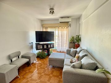 Venta Flores 5 amb. en torre con cochera.