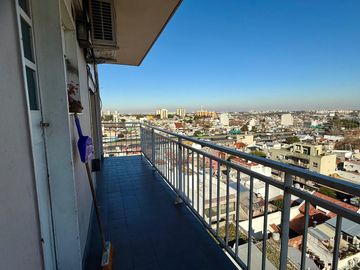 Venta Flores 5 amb. en torre con cochera.