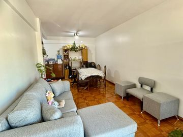 Venta Flores 5 amb. en torre con cochera.