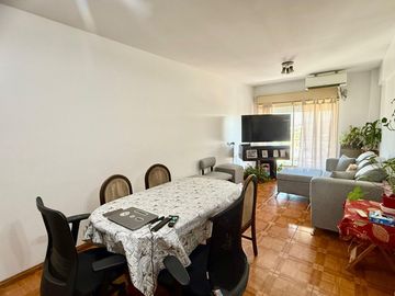 Venta Flores 5 amb. en torre con cochera.
