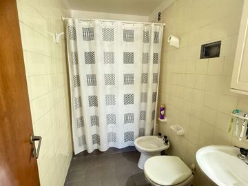 Venta Flores 5 amb. en torre con cochera.