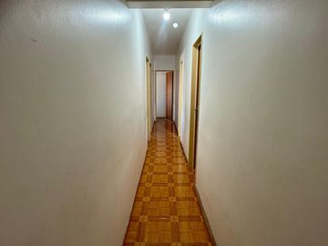 Venta Flores 5 amb. en torre con cochera.